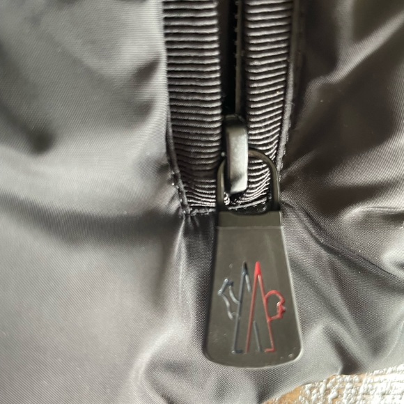 Moncler jacket, in perfect condition and barely worn. - Picture 6 of 9